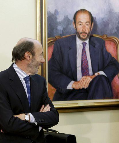 Alfredo Pérez Rubalcaba contempla un retrato suyo en el palacio de la Moncloa el pasado 21 de octubre.