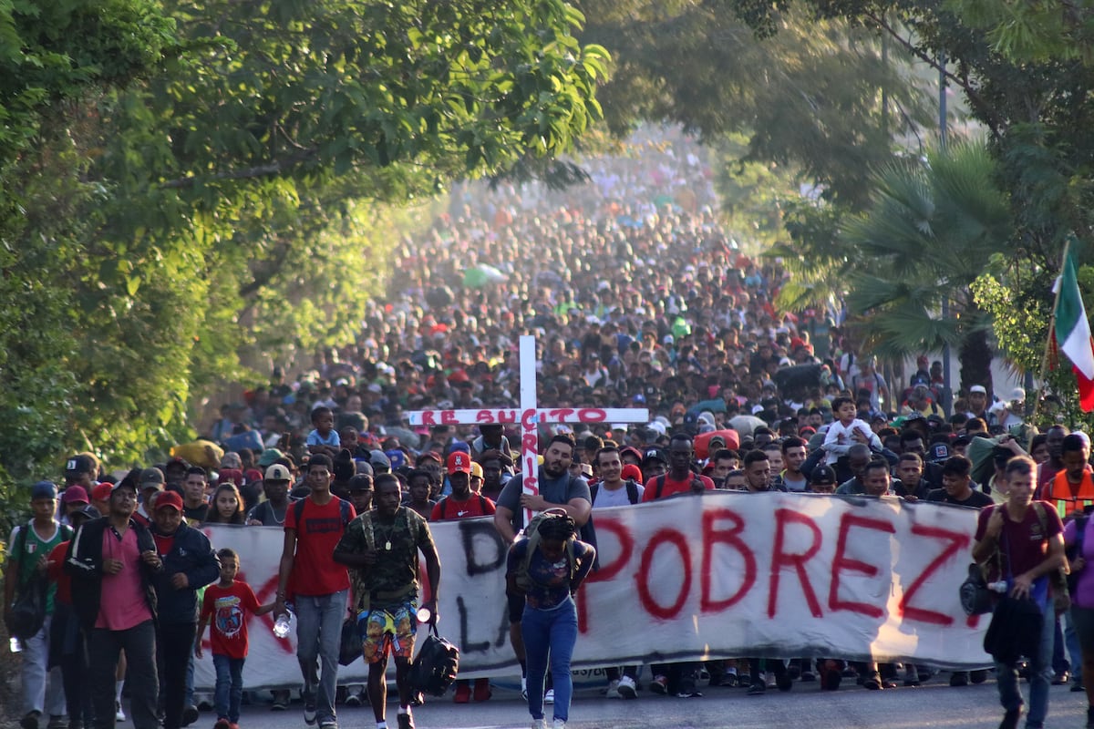 Una nueva caravana migrante parte desde el sur de México en Navidad y avanza hacia la frontera con Estados Unidos