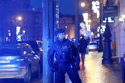 A police officer in the center of Prague, after the shooting at Charles University.