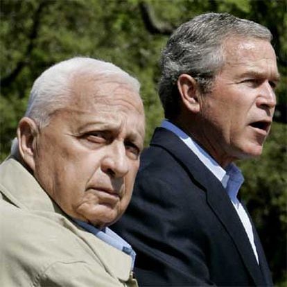 Ariel Sharon (izquierda) y George W. Bush, en el rancho del presidente de EE UU en Tejas en abril de 2004.