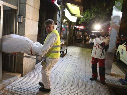 Miembros del servicio funerario de Vigo trasportan el cadáver de una mujer víctima de violencia machista el pasado lunes.