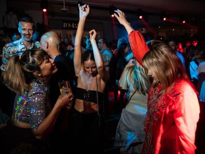 Jóvenes turistas bailan en la discoteca de Ibiza.