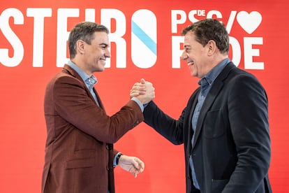 Pedro Sánchez estrecha la mano al candidato a la Presidencia de la Xunta, José Ramón Gómez Besteiro, este sábado en San Cibrao das Viñas, Orense. 

