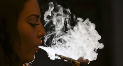 Un fumador haciendo uso de un cigarrillo electrónico.