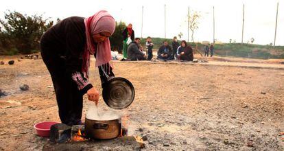 Una mujer siria prepara la comida a las afueras del Centro Temporal de Inmigrantes de Melilla.