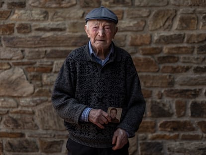 Jesús García, de 104 años, el último brigadista internacional, posa en Colliure, el pasado lunes, con una imagen de su juventud.