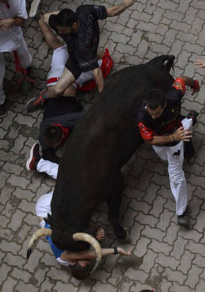 Los toros de la ganadería de Jandilla protagonizan el penúltimo encierro de los Sanfermines por las calles de Pamplona.