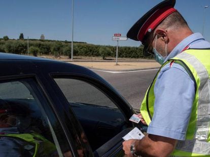 Control policial en la carretera N240 del la comarca del Segria, utilizadaa para ir a las playas de Tarragona. 