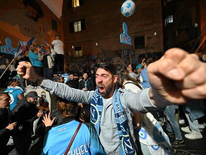 Hinchas del Nápoles celebran en Quartieri Spagnoli el 'scudetto' conquistado el pasado mayo.