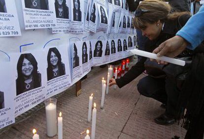 Familiares, allegados y vecinos han comenzado a colocar velas y carteles en homenaje a la menor de 17 años desaparecida de Villalba, tras la aparición del cadáver de la menor de 17 años.