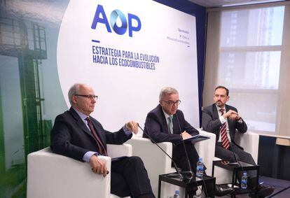 De izquierda a derecha, Andreu Puñet, director general de la Asociación Española de Operadores de Productos Petrolíferos (AOP); Luis Aires, presidente de AOP, y Carlos Martín, director técnico de AOP.