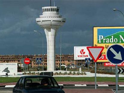 Réplica de la torre de control del aeropuerto de Barajas, en una glorieta de Brunete.