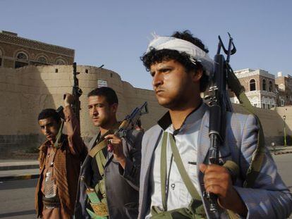 Un grupo de huth&iacute;es se manifiestan con sus armas contra los bombardeos &aacute;rabes en San&aacute;.