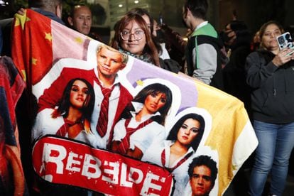 Fanáticos de la banda mexicana RBD reunidos el 19 de enero, cuando se anunciaron las fechas de presentación del grupo musical en Ciudad de México.