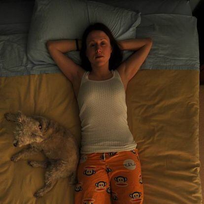 Una mujer trata de dormir junto a su mascota.