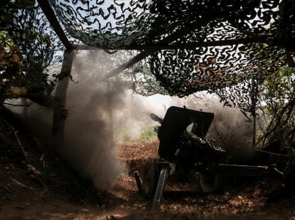 Militares de la Primera Brigada de la Guardia Nacional de Ucrania disparan un obús hacia las tropas rusas en primera línea en la región de Donetsk, el 23 de julio de 2023.