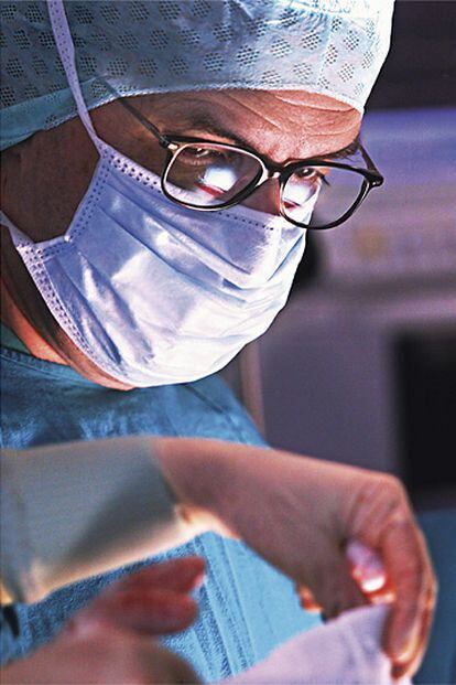 Jefe del servicio de cirugía cardiaca del hospital Son Dureta, de Mallorca. Ha intervenido a más de 9.000 pacientes, de los cuales unos 4.000 son coronarios. La mayor parte de la cirugía cardiaca en las islas Baleares ha estado en sus manos desde 1992.