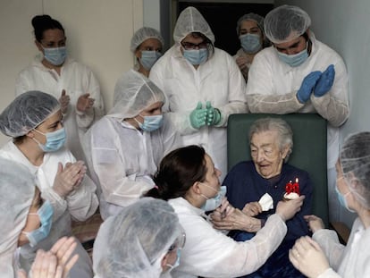 Imagen ganadora del premio Ortega y Gasset a Mejor Fotografía, que muestra a las trabajadoras de la residencia San Carlos de Celanova (Ourense) celebrando el cumpleaños de Elena Pérez, de 98 años, el pasado 2020.