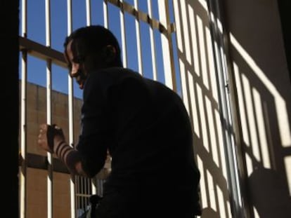 Un inmigrante subsahariano, en el centro de detención de Safi, en Malta