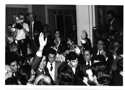 Felipe González saluda rodeado de seguidores en el hotel Palace tras la vitoria del PSOE. Esta imagen fue la portada de EL PAÍS el día después de las elecciones, el 29 de octubre de 1982.
