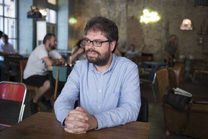 Sergio del Molino en el caf&eacute; Do&ntilde;a Hip&oacute;lita de Zaragoza.