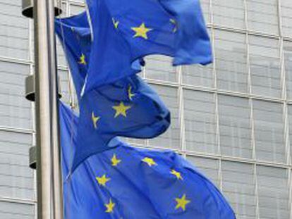 Banderas de la Unión Europa en la sede la Comisión, en Bruselas.