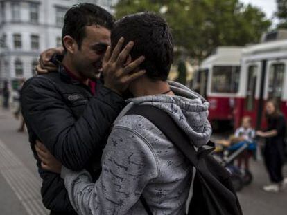 Un refugiado abraza en Viena a su hermano, que vive en Francia