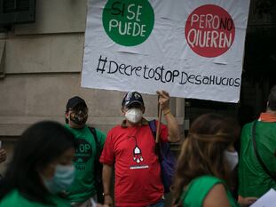 Protesta de la Plataforma de Afectados por la Hipoteca (PAH) en Barcelona para exigir una moratoria de desahucios.