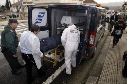 Traslado del cadáver de M. V. R. a la funeraria.