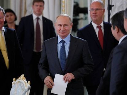 El presidente ruso, Vladímir PUtin, junto a varios funcionarios y empresarios en una reunión en los márgenes del Foro de San Petersburgo, este jueves.