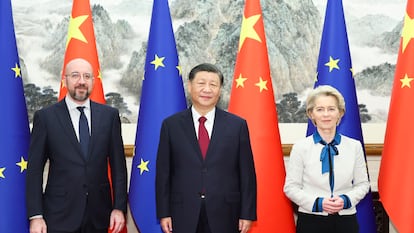El presidente chino, Xi Jinping (en el centro), con el presidente del Consejo Europeo, Charles Michel, y la presidenta de la Comisión Europea, Ursula von der Leyen, este jueves en Pekín.
