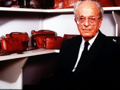 Enrique Loewe Knappe, posando delante de algunos bolsos de su firma.