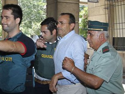 El empresario de Fitonovo, Rafael González, es trasladado a los juzgados.