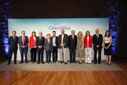 Alejandro Martínez Peón, consejero delegado de PRISA Noticias; Jordi Sevilla, presidente de Red Eléctrica; María Luisa Martínez, de CaixaBank; Sebastián Albella, presidente de la CNMV; la científica Margarita Salas; Antonio Vázquez, cofundador de Alén Space; Guillermo Lamelas, consejero delegado de Alén Space; Manuel Polanco, presidente de PRISA Noticias; Begoña Elices, de Repsol; Eva Pagán, directora general de transporte de Red Eléctrica; Miguel Jiménez, director de CincoDías, y Arantza Ezpeleta, de Acciona.