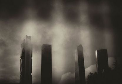 Los rascacielos del conjunto arquitectónico Cuatro Torres Business Area, en el Paseo de la Castellana de Madrid, fotografiados en plena tormenta.