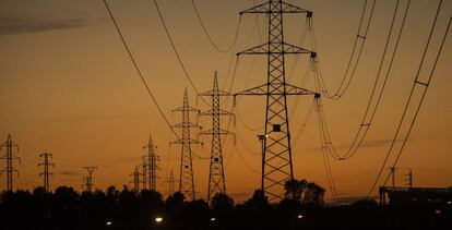 Tendidos eléctricos que parten de la subestación de Iberdrola de Fuencarral, en la zona norte de Madrid.