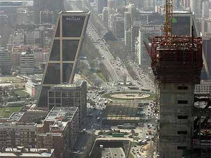 Otra vista desde torre Espacio, el paseo de la Castellana y las torres Kio.