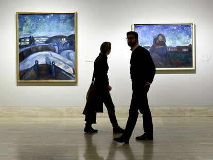 Dos personas, junto a &#039;Bajo las estrellas&#039; y &#039;Noche estrellada&#039;, de Edvard Munch, en el Museo Thyssen.