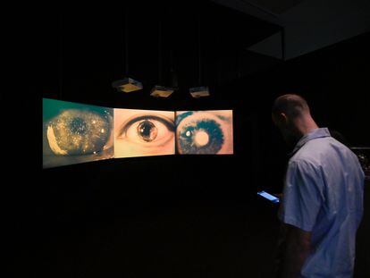 Una persona observa una de las obras de la inauguración de una exposición sobre inteligencia artificial en A Coruña.