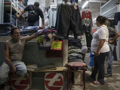 Puestos de venta de ropa en el mercado La Salada.