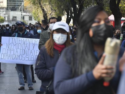 Los trabajadores del banco boliviano Fassil protestan el pasado viernes en La Paz por el pago de sus beneficios.