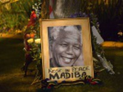 Ciudadanos sudafricanos recuerdan la figura del expresidente y los cambios experimentados por el país tras el fin de la segregación racial.