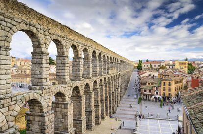 The aqueduct in Segovia was built in the first century BC and, despite having no mortar to hold together its granite stones, has remained standing ever since. It stands 28 meters at its highest point, and consists of two rows of 166 arches. The Roman monument was declared a World Heritage Site in 1985.