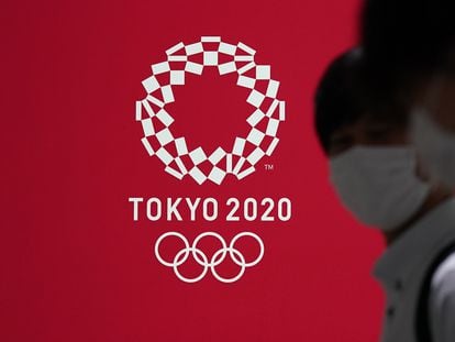 Un cartel con la imagen de los Juegos Olímpicos Tokio 2020 en la capital de Japón.