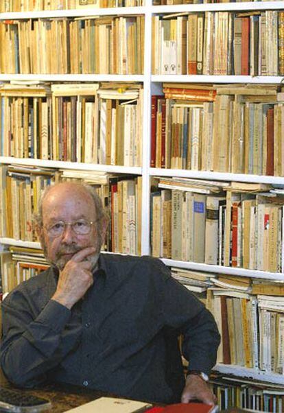 José Manuel Caballero Bonald, hace apenas un mes en su casa, rodeado de libros.