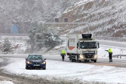 La borrasca 'Filomena' ha obligado a cortar cuatro carreteras por acumulación de nieve en Cataluña, el Eje Transversal o C-25 (Vilobí d'Onyar-Espinelves, en Girona), la C-12 (Maials-Albatàrrec, en Lleida), y la C-44 (Tivissa-Vandellòs) y la TV-302, ambas en Tarragona. En la imagen, fuerte nevada esta mañana en El Bruc (Barcelona) donde hay controles de Mossos a causa de las rectricciones.
