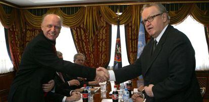 El líder albanés Ibrahim Rugova y Martti Ahtisaari, en 2005, el día en que comenzaron las negociaciones sobre el futuro de Kosovo.