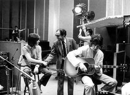 El director de cine Jean-Luc Godard (en el centro), junto a los Rolling Stones, durante el rodaje del documental <i>Sympathy for the Devil </i>(1968).