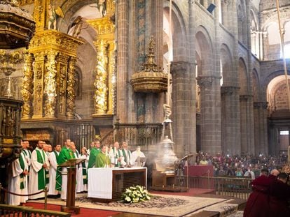 Momento de la "misa del peregrino" en la catedral de Santiago.