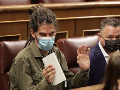 Alberto Rodríguez (a la izquierda) en una sesión plenaria en el Congreso de los Diputados.
